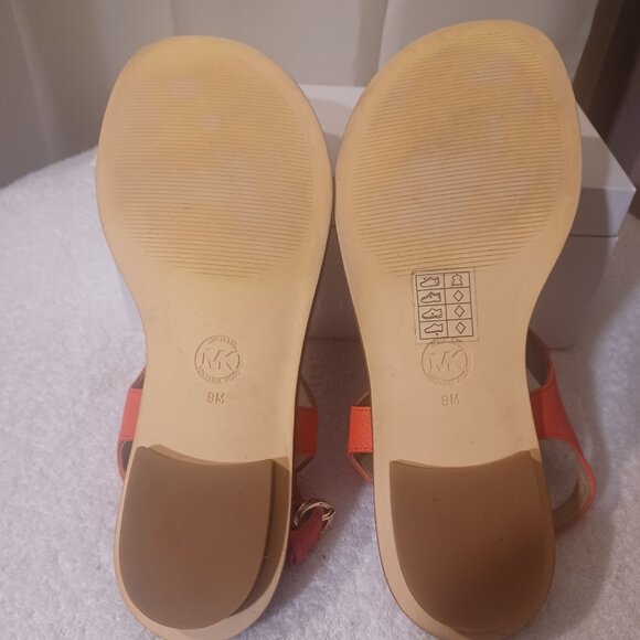 MICHAEL KORS HOT PINK SANDALS, SIZE 9 WITH GOLD EMBLEM. - Picture 4 of 4